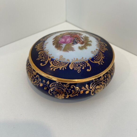 Vintage Limoges Round Porcelain Jewelry Box With Romantic Scene & Gold Detailing - Picture 4 of 16